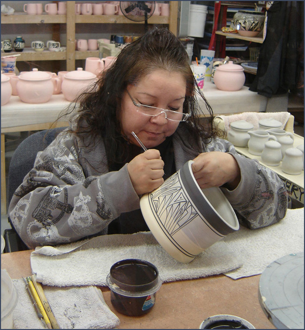 Ute potter. Photo by Rebecca Hammond.